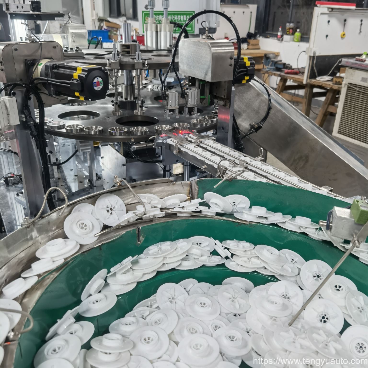 los productos cosméticos crema tarro de ensamblaje de equipos